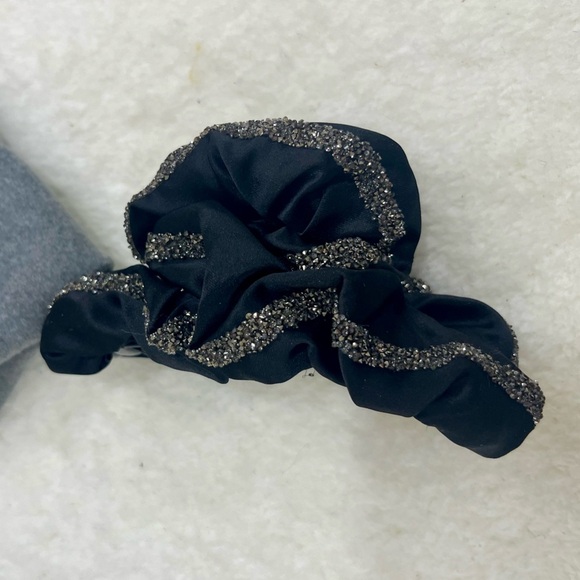 🛍️ 4 for $20 🛍️ Stylish Headband and Scrunchie Set in Gray and Black - Picture 3 of 8